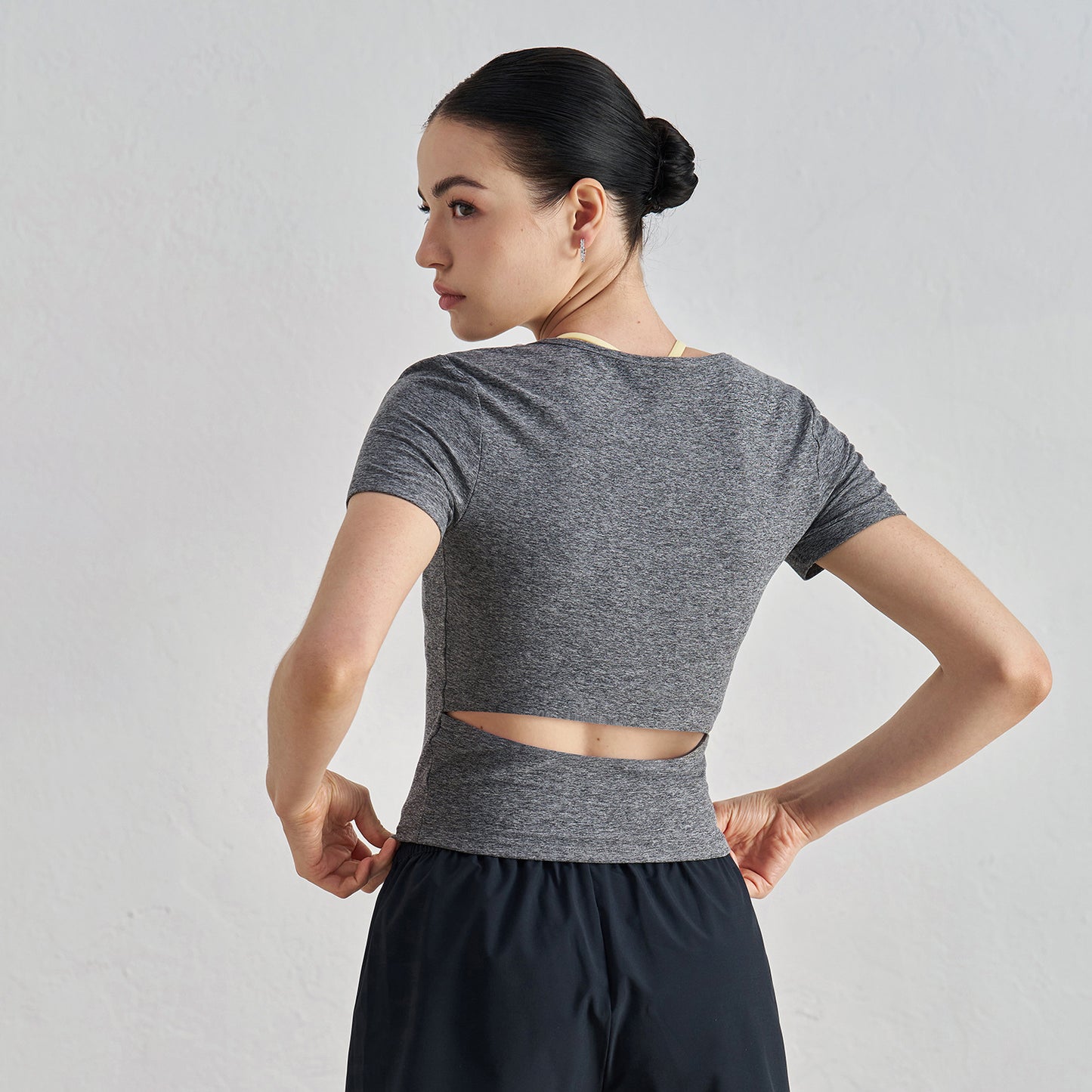 Round Neck Seamless Tee - Back Cutout Slim-Fit Yoga Top & Workout Shirt